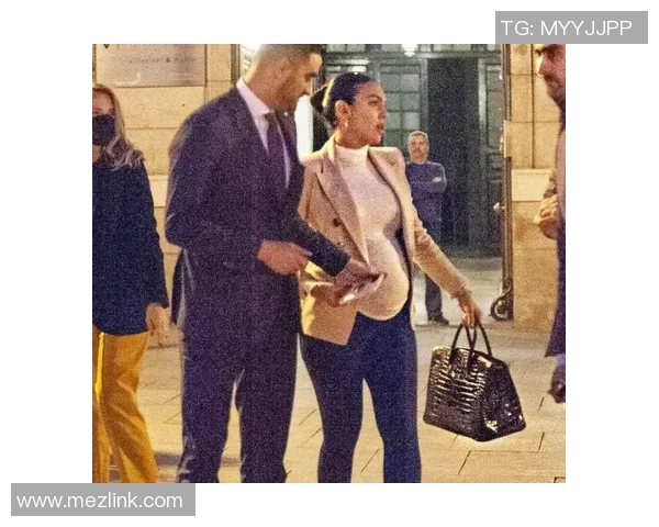 被拎起来的足球明星背后的故事与荣耀与挑战的交织